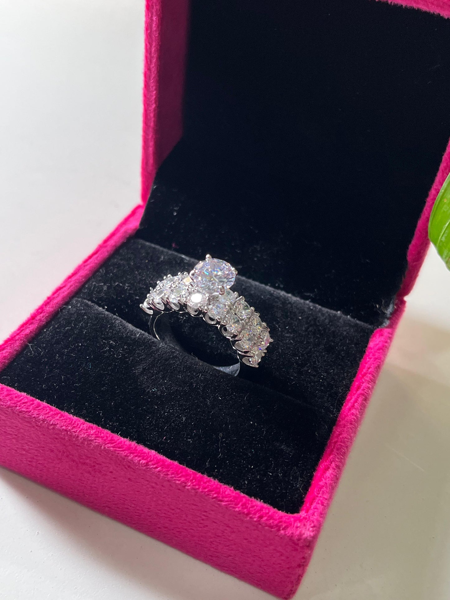 Luxe solitaire twin band - 2 carats