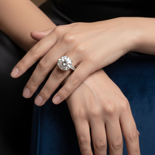 Solitaire Luxe Ring - Moissanite