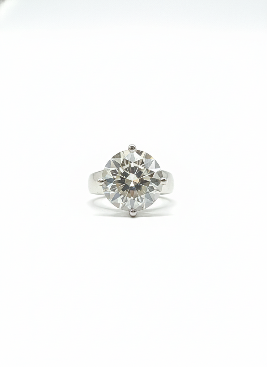 Luxe Solitaire Ring - Moissanite