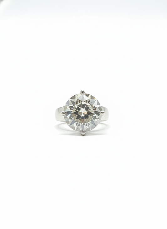 Luxe Solitaire Ring - Moissanite