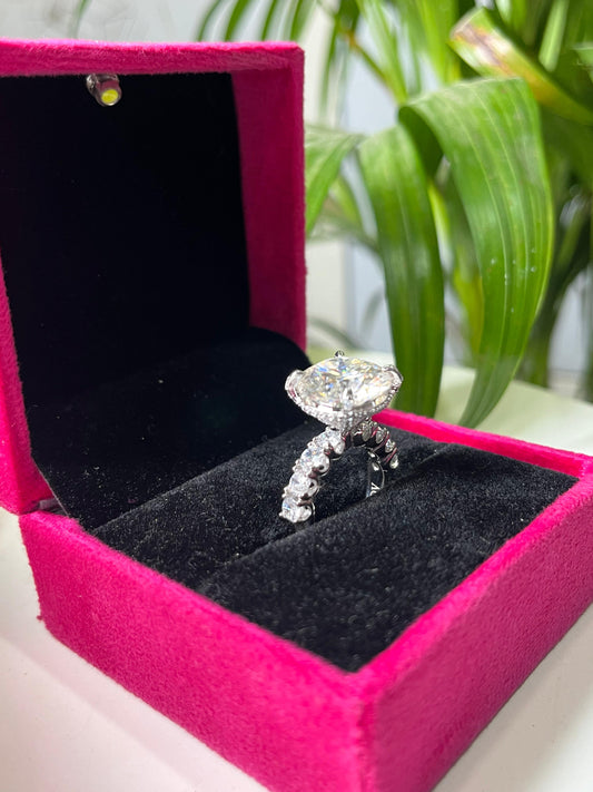 Solitaire Luxe Ring - Moissanite