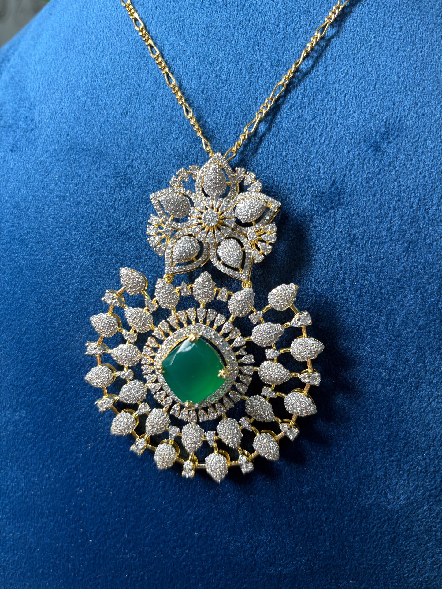 Royal Legacy Pendant Set