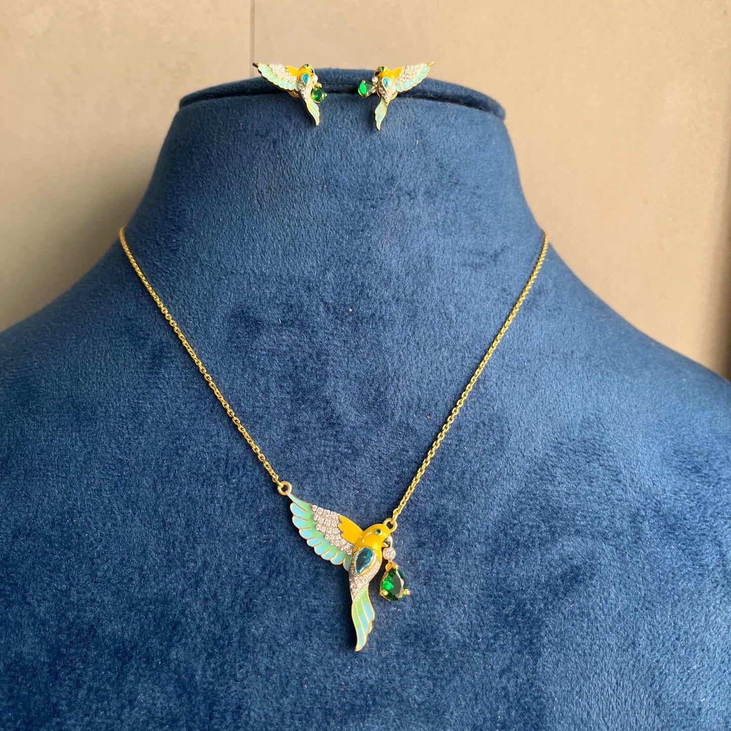 Suhana Tota Pendant Set